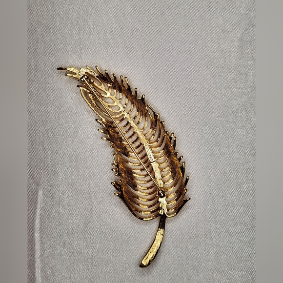 Vintage 3.5" Monet Gold Tone Feather Leaf Brooch Pin Open Work Classic - Picture 3 of 5